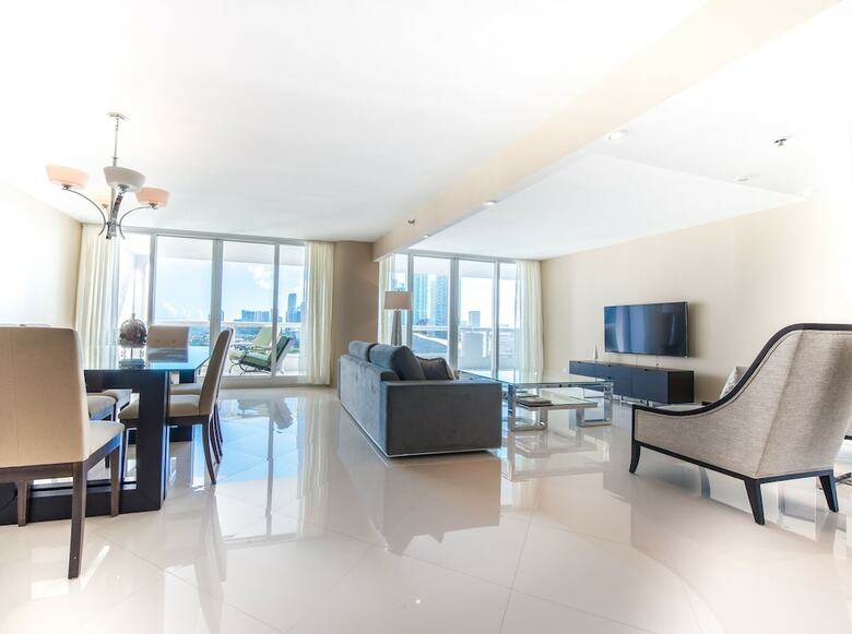 The Grand Condos By Edgewater One Ir