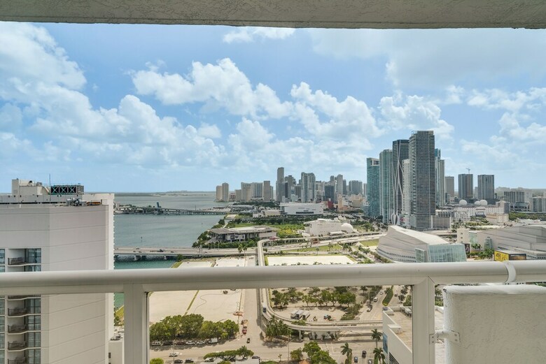 The Grand Condos By Edgewater One Ir