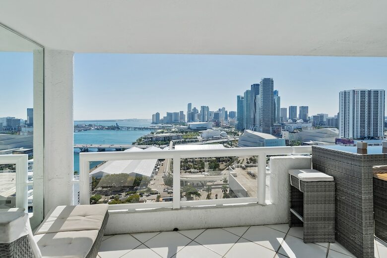 The Grand Condos By Edgewater One Ir