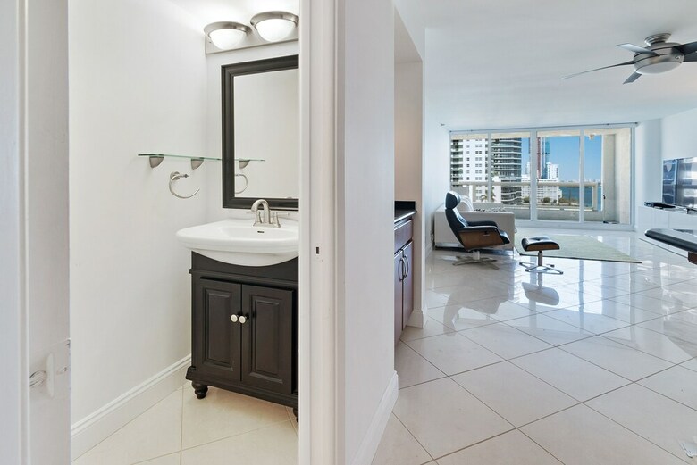 The Grand Condos By Edgewater One Ir