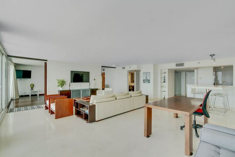 The Grand Condos By Edgewater One Ir