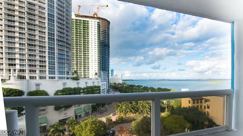 The Grand Condos By Edgewater One Ir