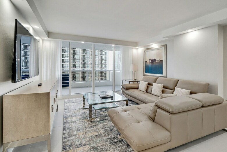 The Grand Condos By Edgewater One Ir