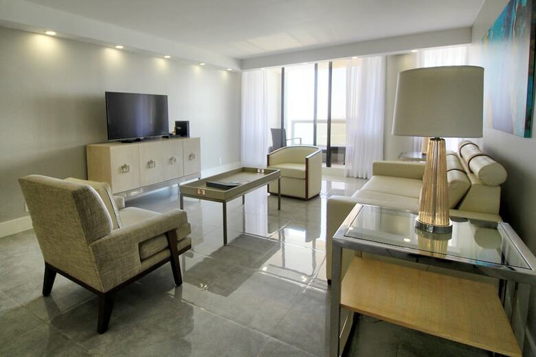 The Grand Condos By Edgewater One Ir