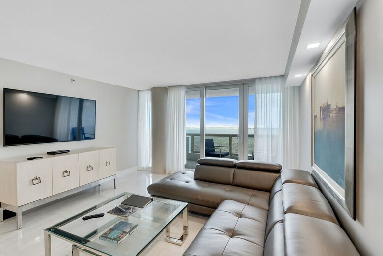 The Grand Condos By Edgewater One Ir