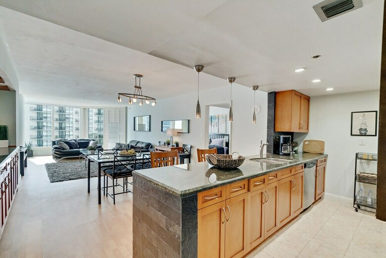The Grand Condos By Edgewater One Ir