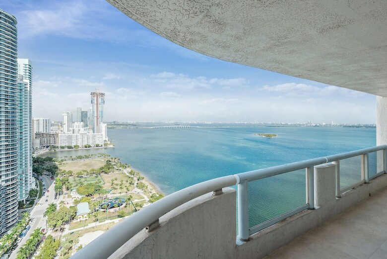 The Grand Condos By Edgewater One Ir