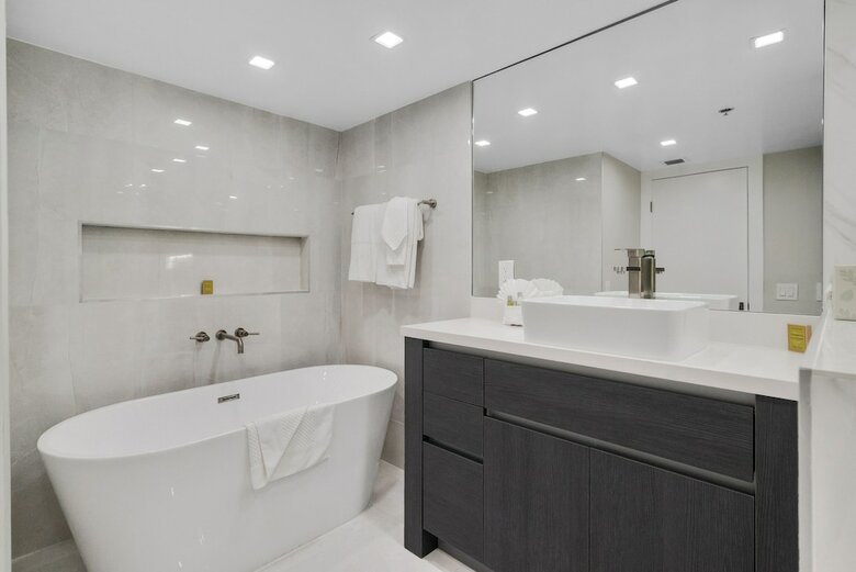 The Grand Condos By Edgewater One Ir