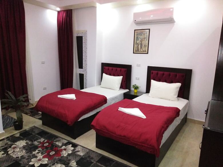 Hostal Queen Pyramids View Inn
