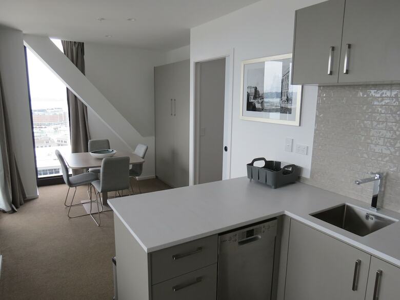 Aparthotel Ramada Suites Victoria Street West