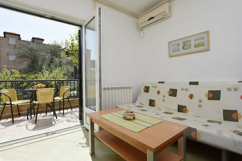 Apartments And Rooms Iva