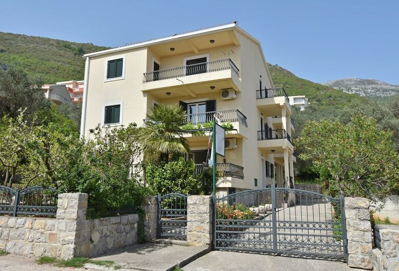 Apartments And Rooms Iva