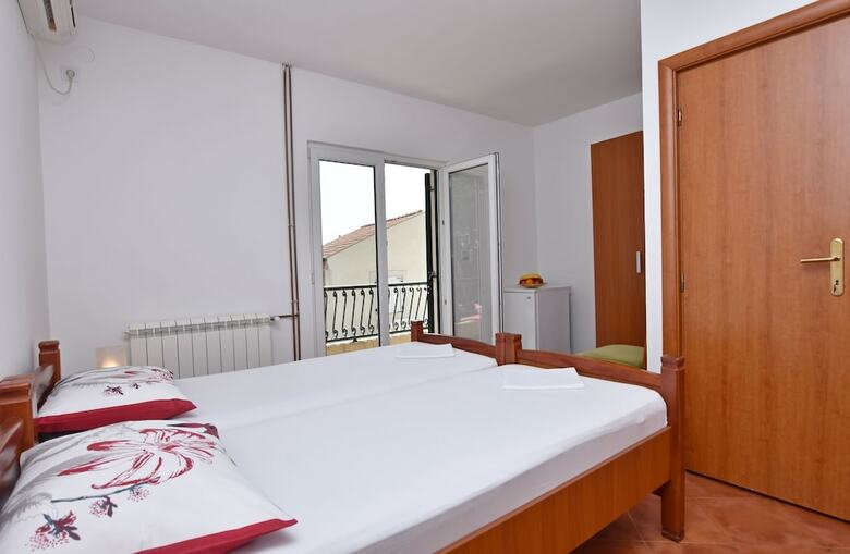 Apartments And Rooms Iva