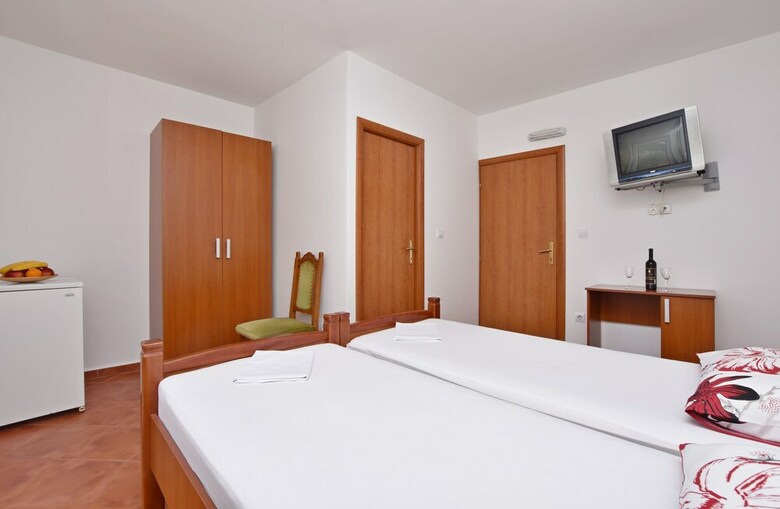 Apartments And Rooms Iva