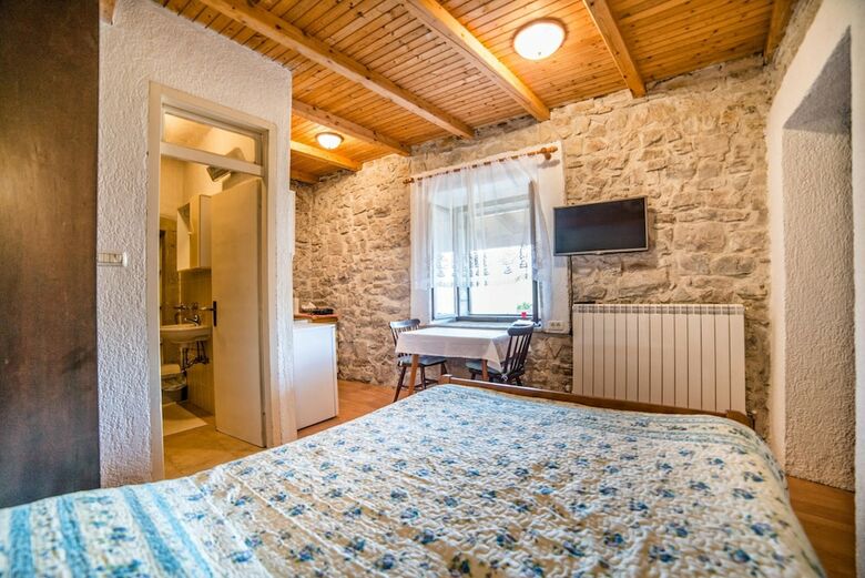Apartamentos App And Rooms Nela Hum