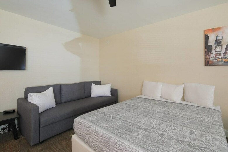 Amazing Apartment Mins From South Beach Strip!