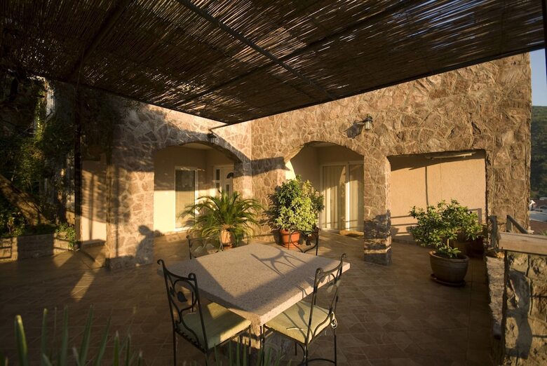 Contessa Apartments