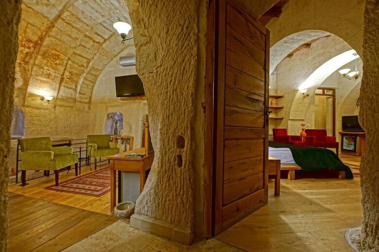 Hotel La Casa Cave