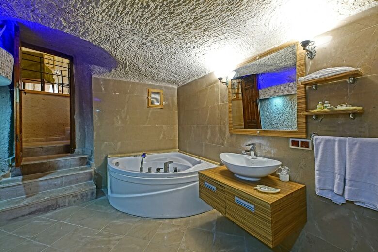 Hotel La Casa Cave