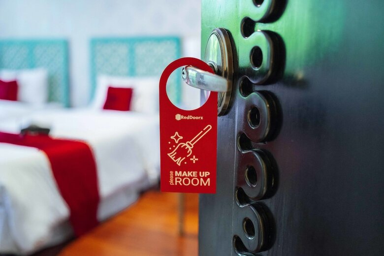 Hotel Reddoorz Plus @ Aguirre Avenue Bf Homes