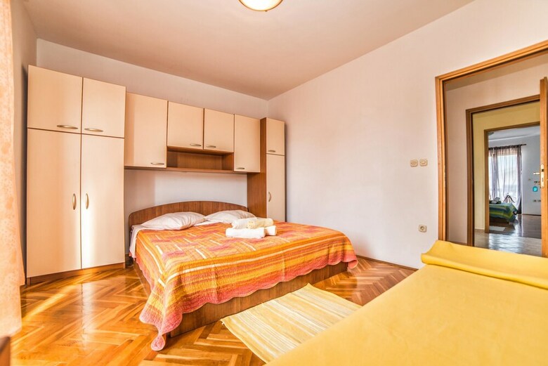 Apartments Davor / Four Bedroom Elena
