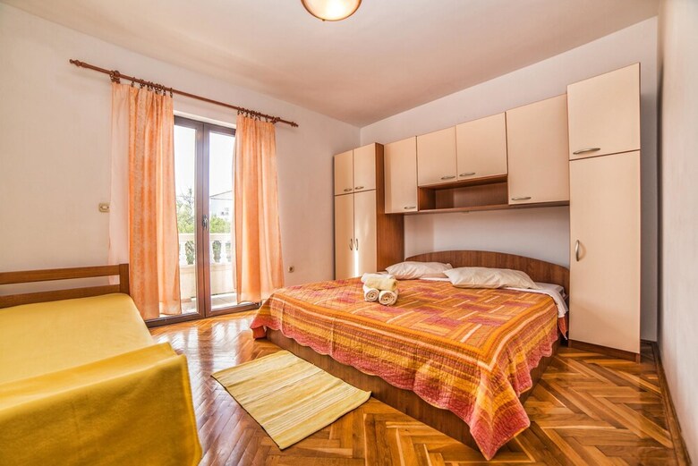 Apartments Davor / Four Bedroom Elena