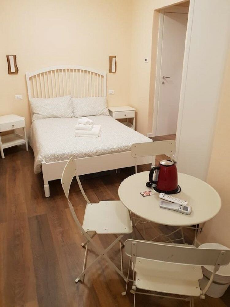 Bed & Breakfast Glam Resort G H O S T E L
