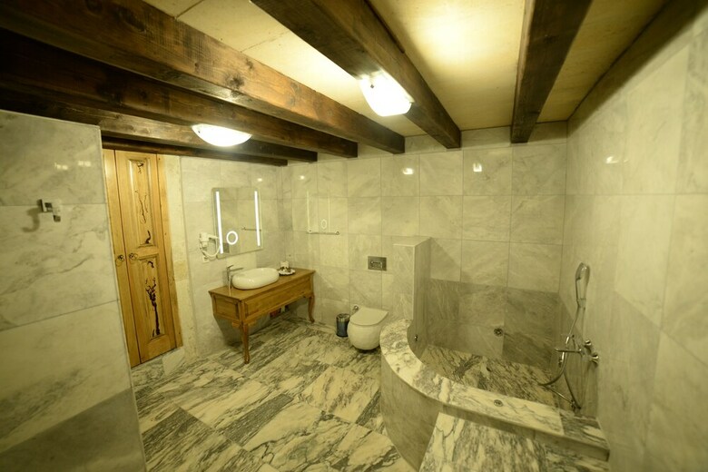 Crassus Cave Hotel