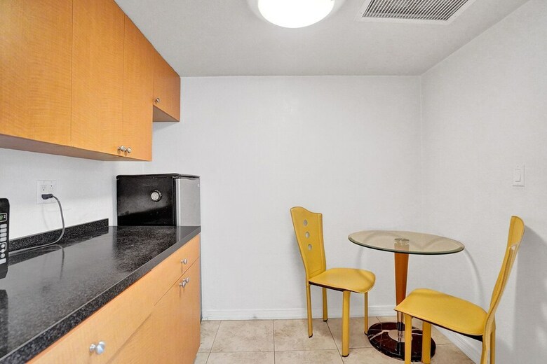 Gorgeous Apartment Walking Distance To Beach!!
