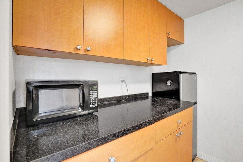 Gorgeous Apartment Walking Distance To Beach!!