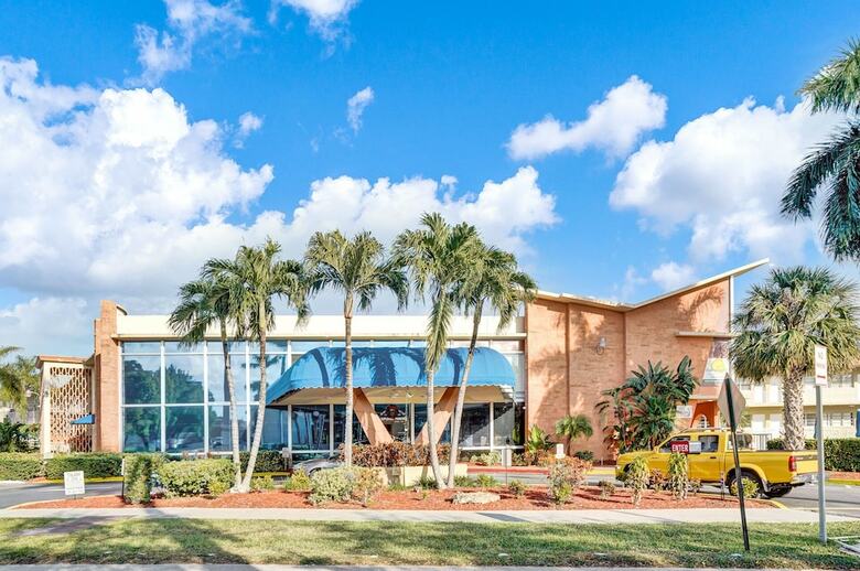 Gorgeous Apartment Walking Distance To Beach!!