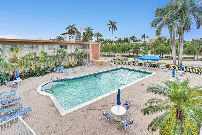 Gorgeous Apartment Walking Distance To Beach!!