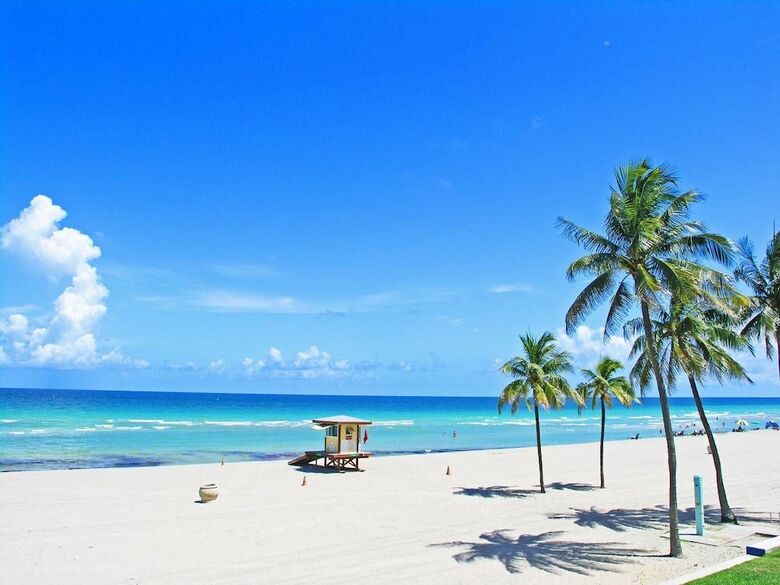 Gorgeous River-view Apartment Hallandale Beach :)