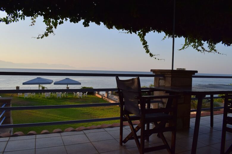 Alexandros Apartments