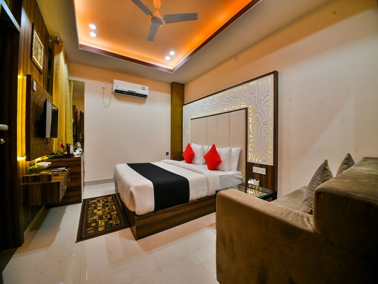 Capital O 39446 Hotel Royal Park
