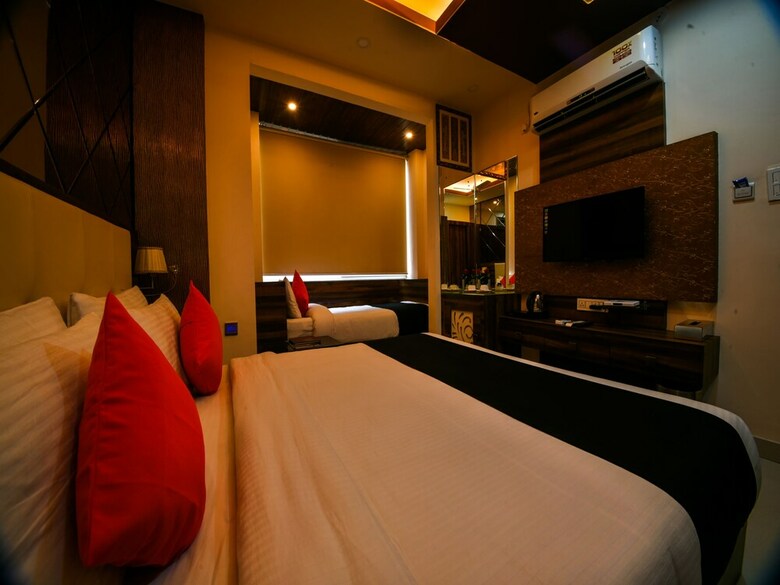 Capital O 39446 Hotel Royal Park