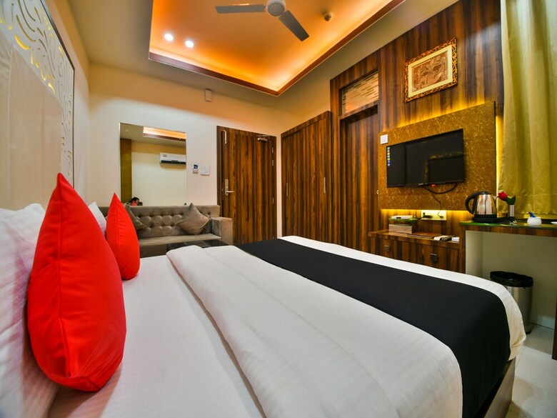 Capital O 39446 Hotel Royal Park