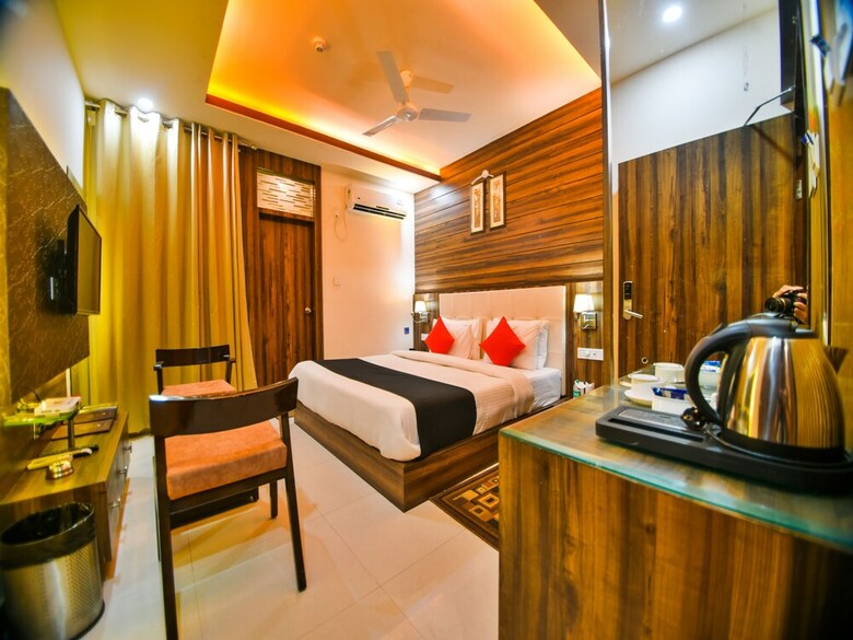 Capital O 39446 Hotel Royal Park
