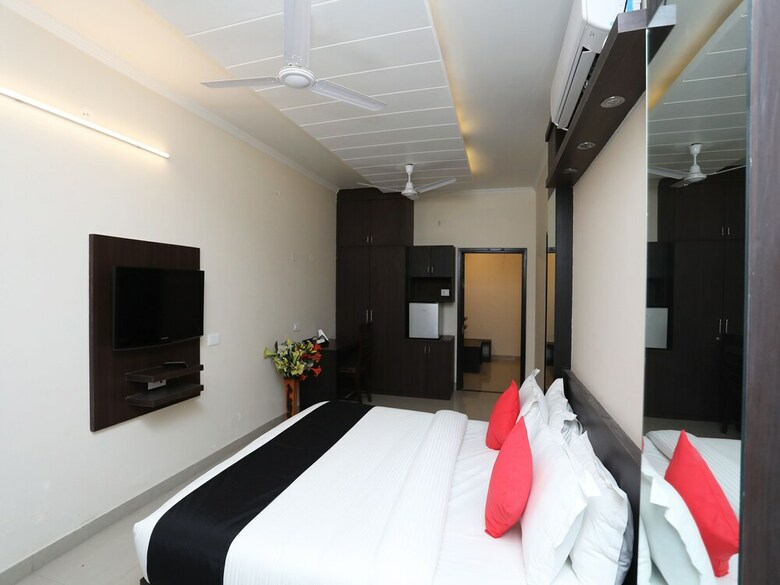 Hotel Capital O 29756 Golf View