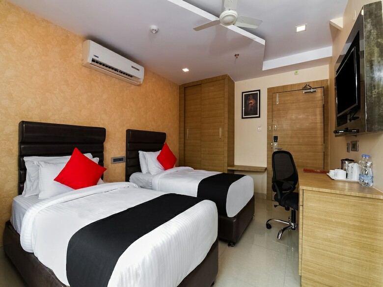 Hotel Capital O 29581 Rohini Jazz