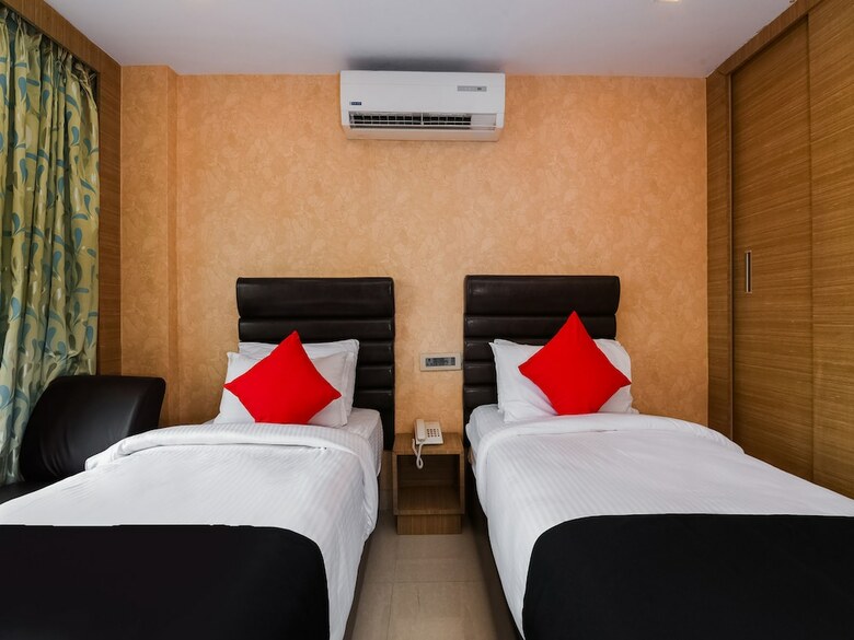 Hotel Capital O 29581 Rohini Jazz