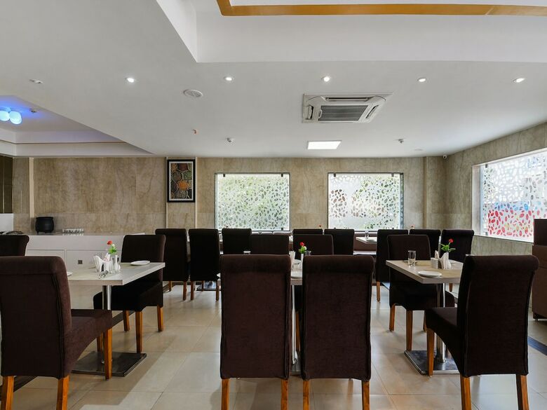 Hotel Capital O 29581 Rohini Jazz