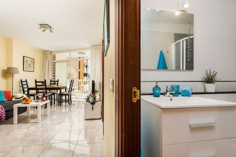Y6e. Very Central Apartment, Las Americas View!