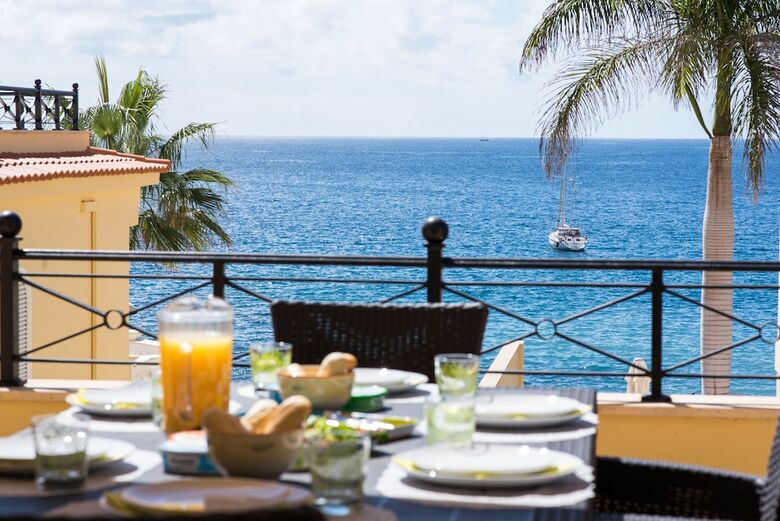 Tropical Villa, Sea Front Terrace!