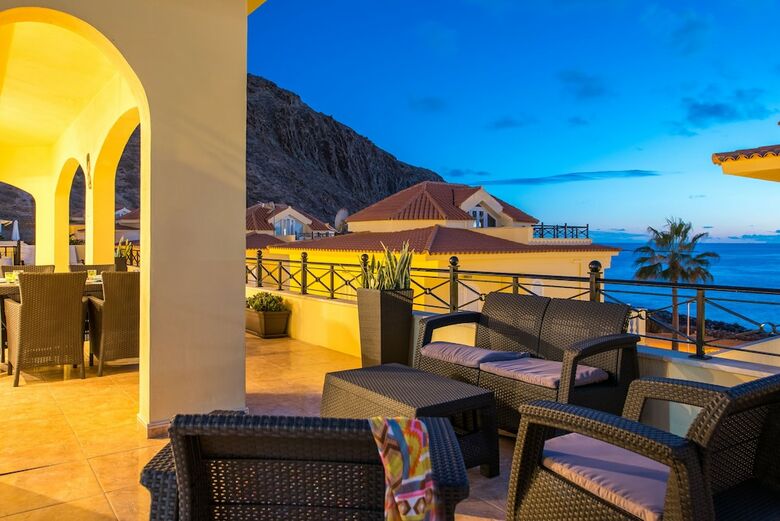 Tropical Villa, Sea Front Terrace!