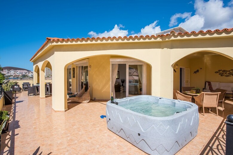 Tropical Villa, Sea Front Terrace!