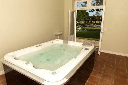 Hostal Les Cinq Sens Du Ch�teau Mayne Lalande