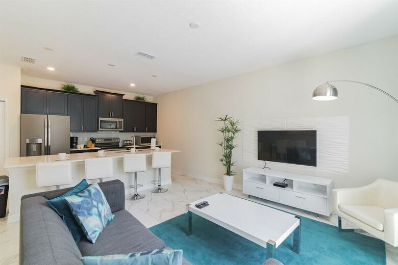 4br 3ba Town Home In Storey Lake