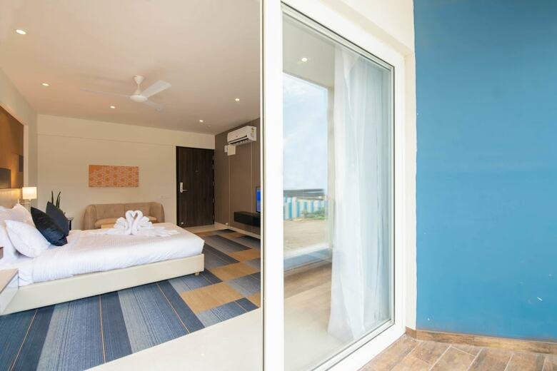 Isuite Hotel Kharadi Pune
