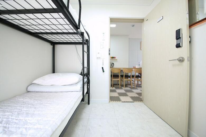 Hostal Zibro H Guesthouse - Hostel